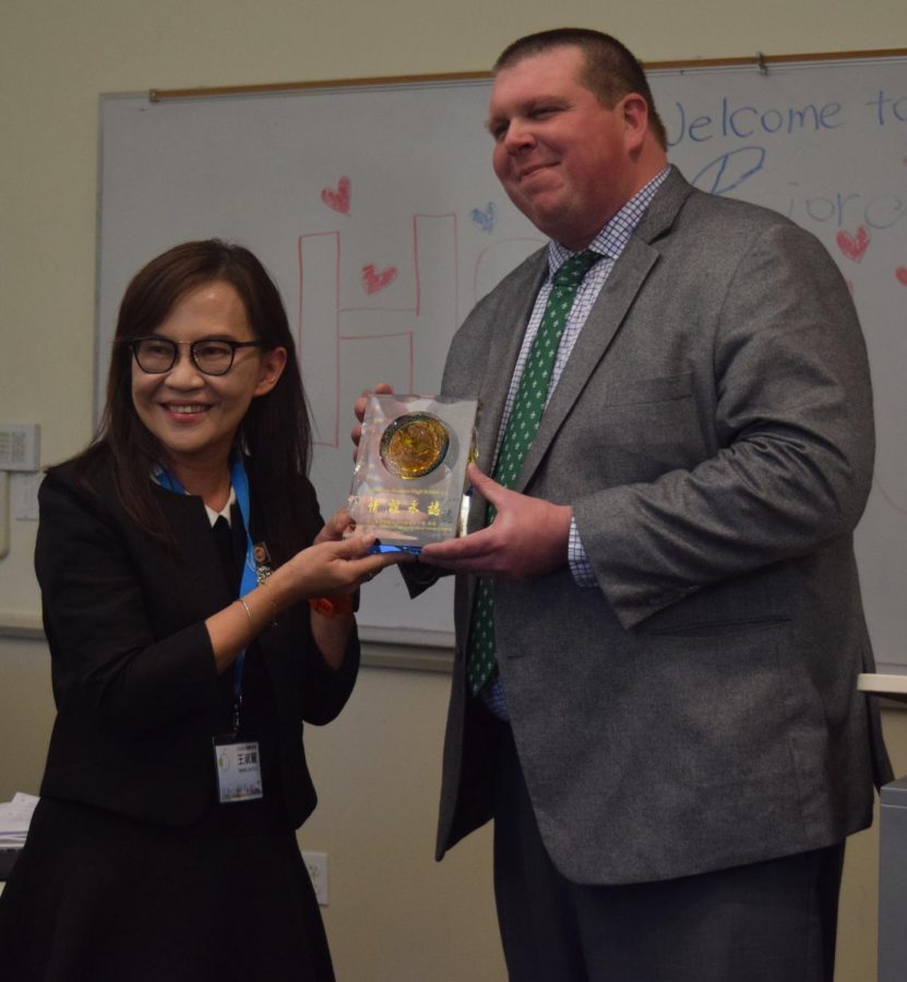 Dr. Andrew Currier presents Dr. Shu-Li Wang, Principal of
The Affiliated Senior High School of National Taiwan Normal
University, with a commemoration of their visit to ARHS.