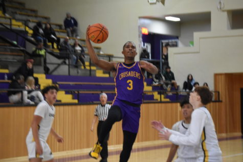 Point Guard King Njhsanni-Wilhite ‘23 goes in for a layup.