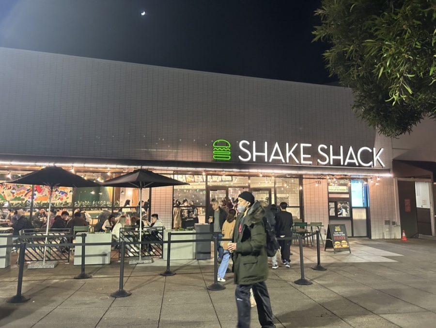 The+Shake+Shack+in+Stonestown+Mall+opened+on+December+22.