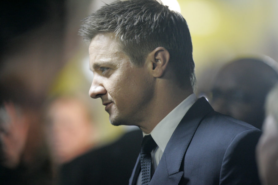 Renner+snow+plow+accident+leaves+fans+worried+for+his+recovery