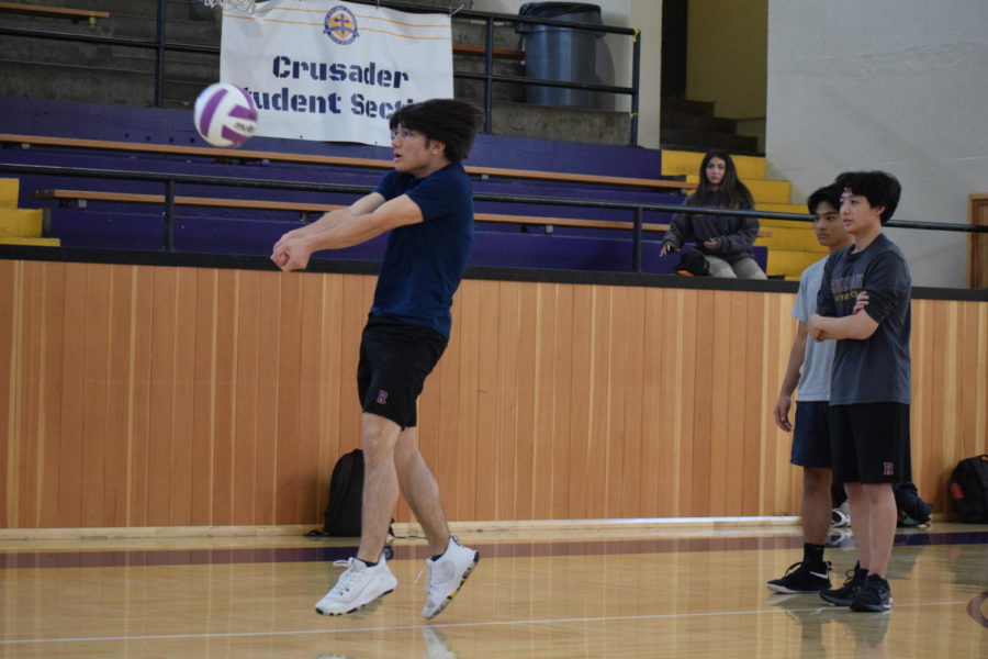 During a recent practice, Johnnie Peña-Muir ’23 bumps a volleyball,
while Andrei Magno ’23 and Lucas Chow ’23 observe attentively.