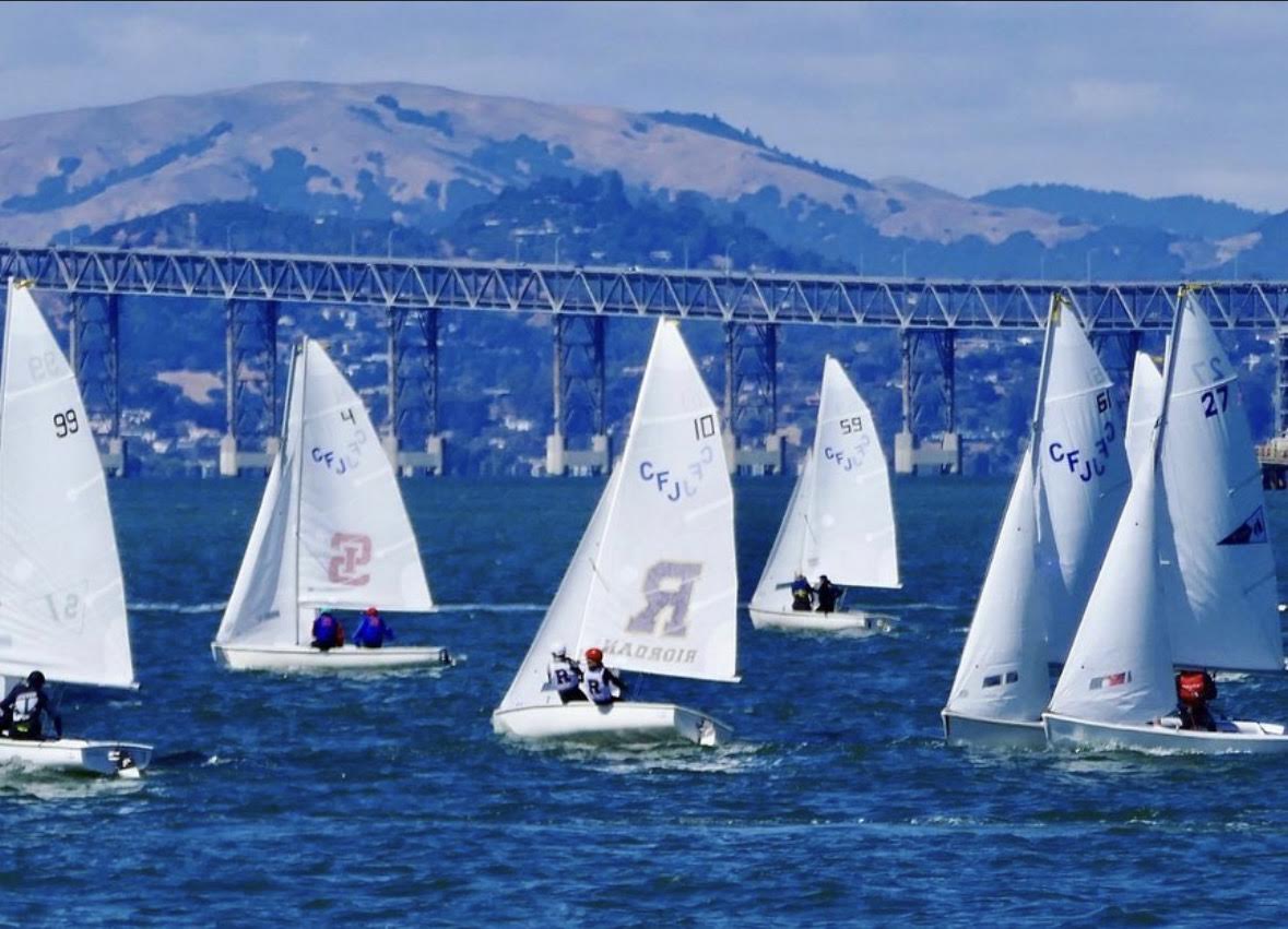 Riordan+Sailing+navigating+waters+in+a+regatta+against+Bay+Area+schools.