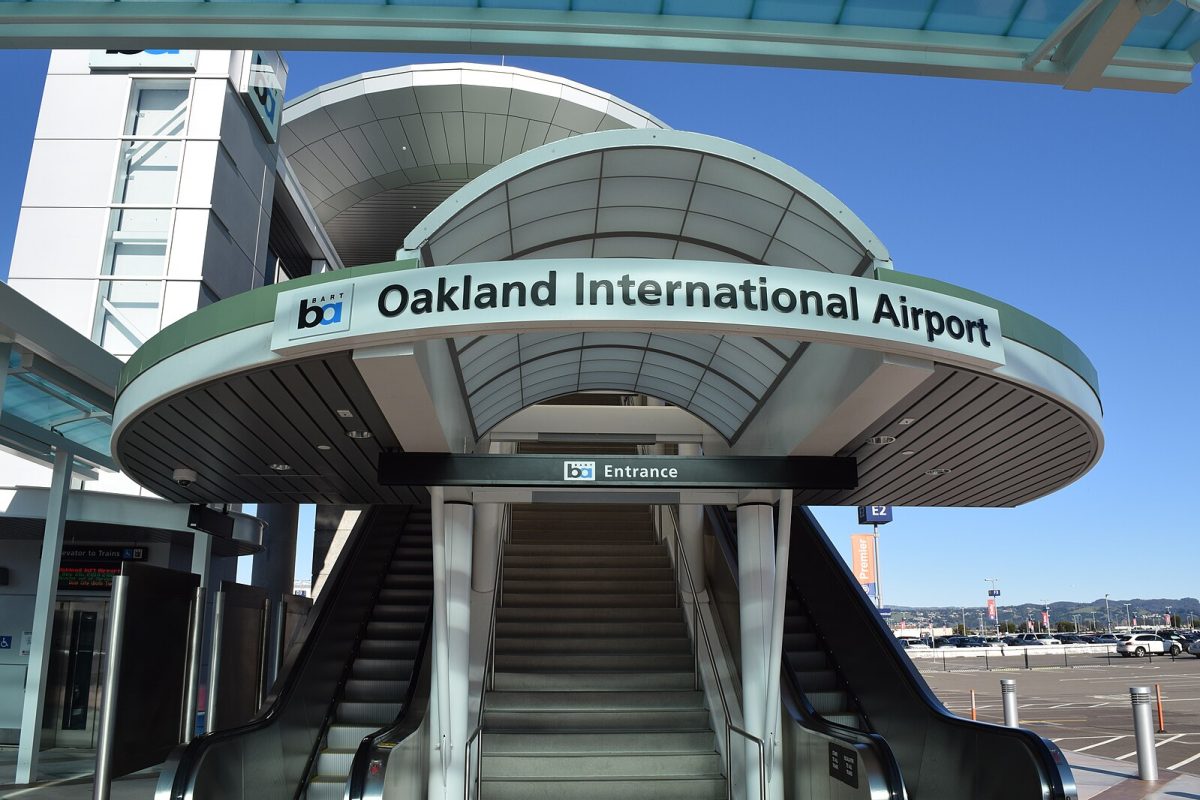The+entrance+to+the+Oakland+International+Airport+station.