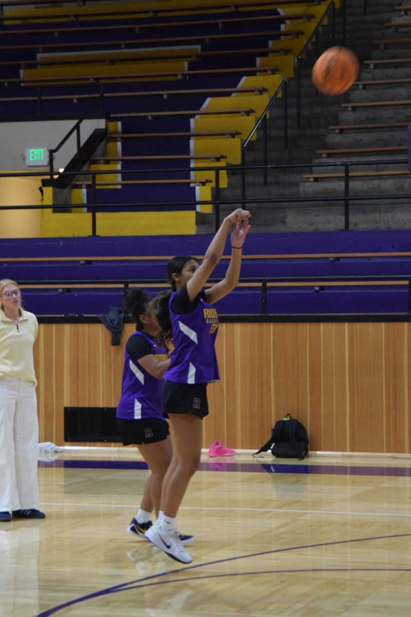 Nylah Dyson ’26 goes for a jump
shot during warm-ups at home.