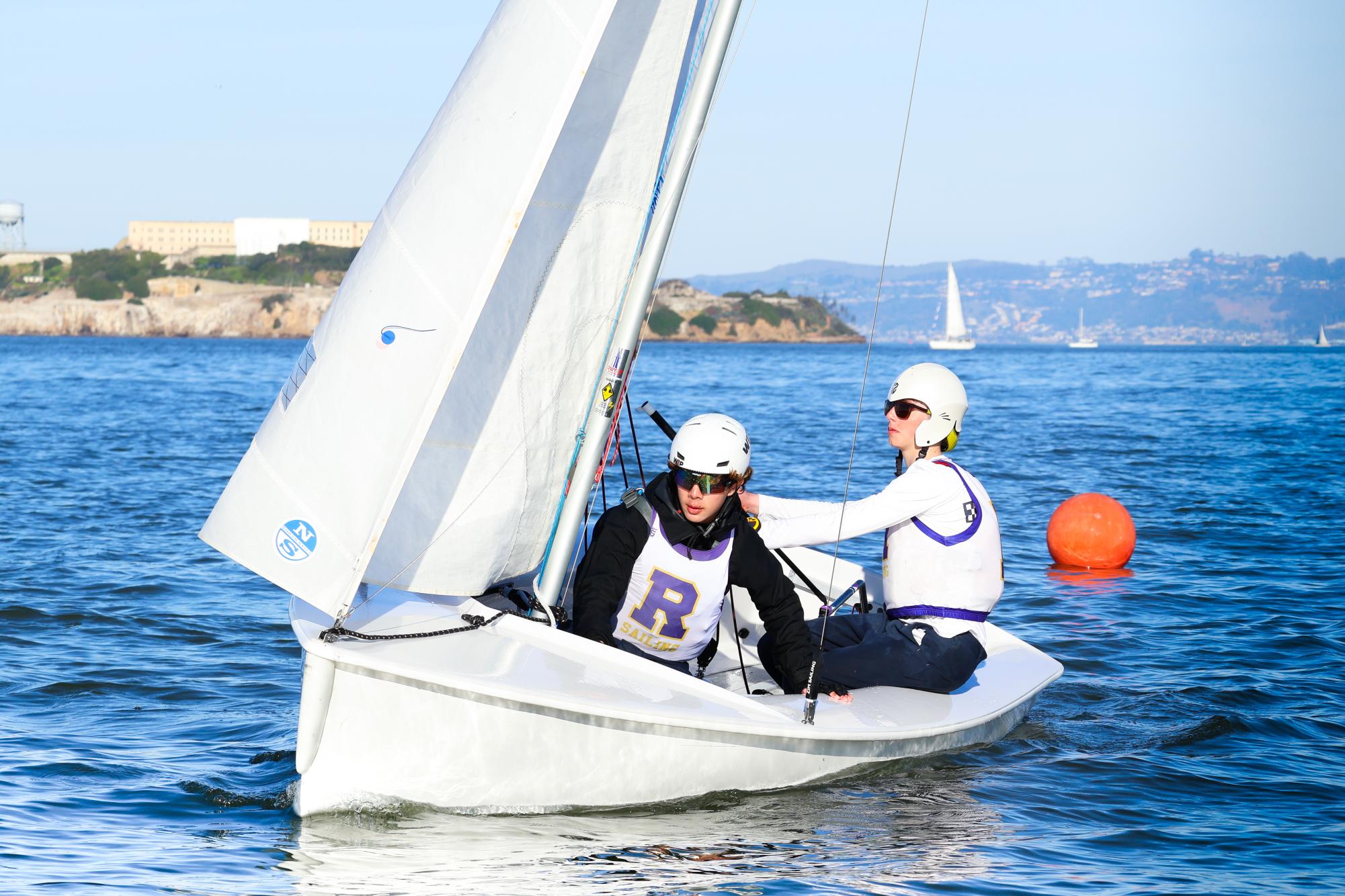 Sailors Jai Walthew ’27 and Nolan Balocki ’27 glide across the waves of the Presidio Shoal during the San Francisco High School City Championship.