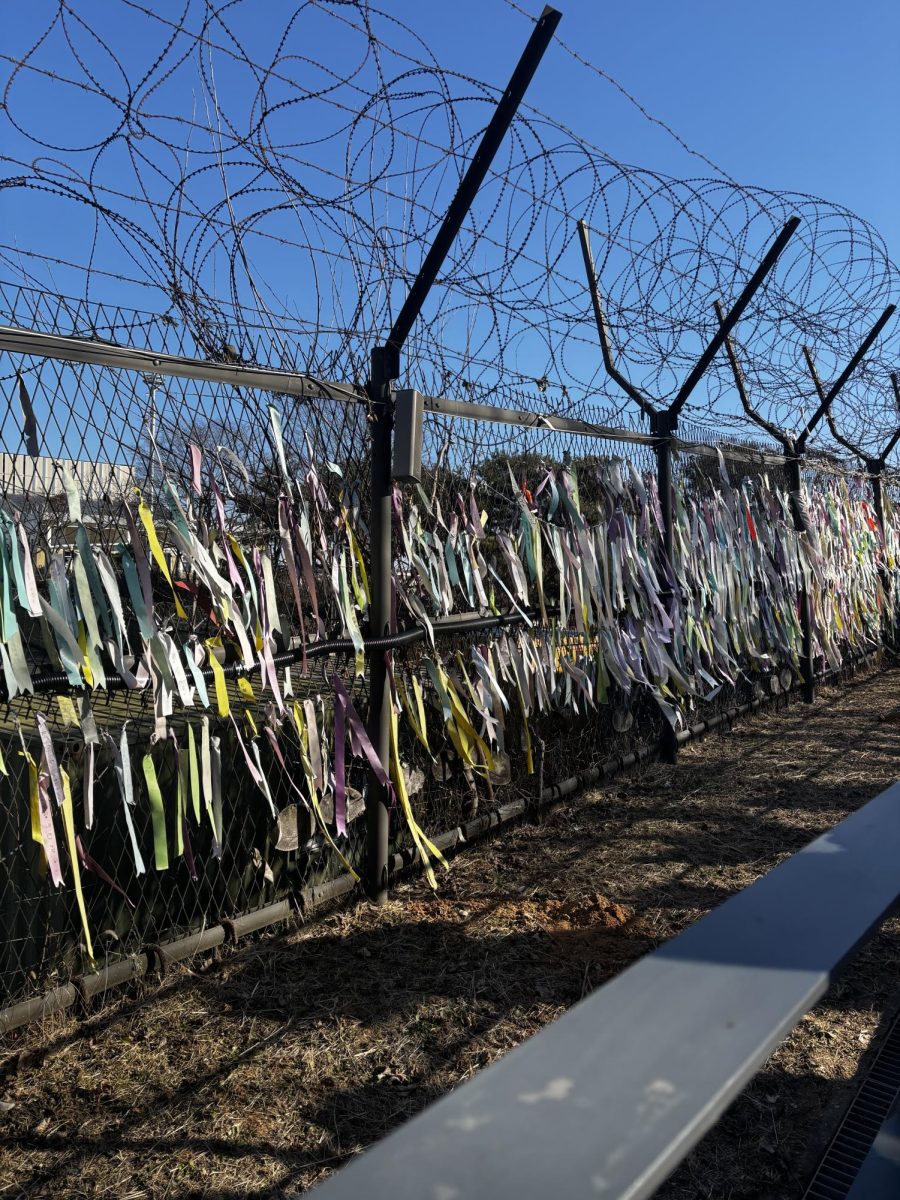 South Koreans tie ribbons to the gate to leave notes for relatives in the North.